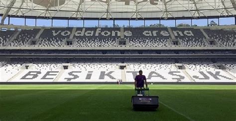 Beşiktaş Taraftarının Tutkusu: Siyah Beyaz Aşk ve Vodafone Park'ın Coşkusu